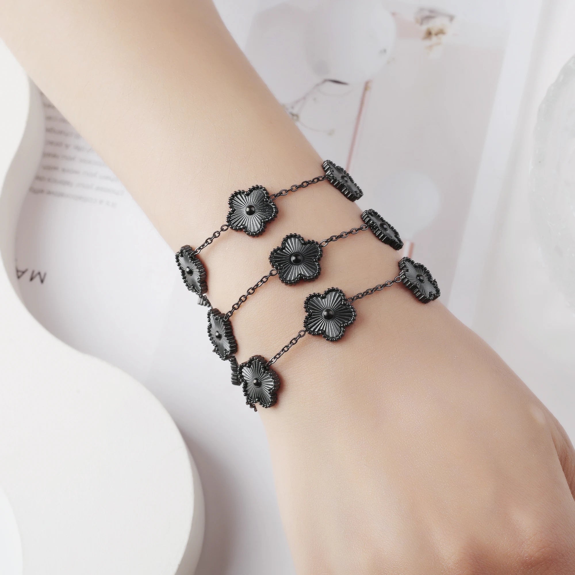 Light Luxury Stainless Steel Hot Sale Black and White Shell Five Leaf Flower Bracelet Simple Woman Fashion Daily Party Jewelry C