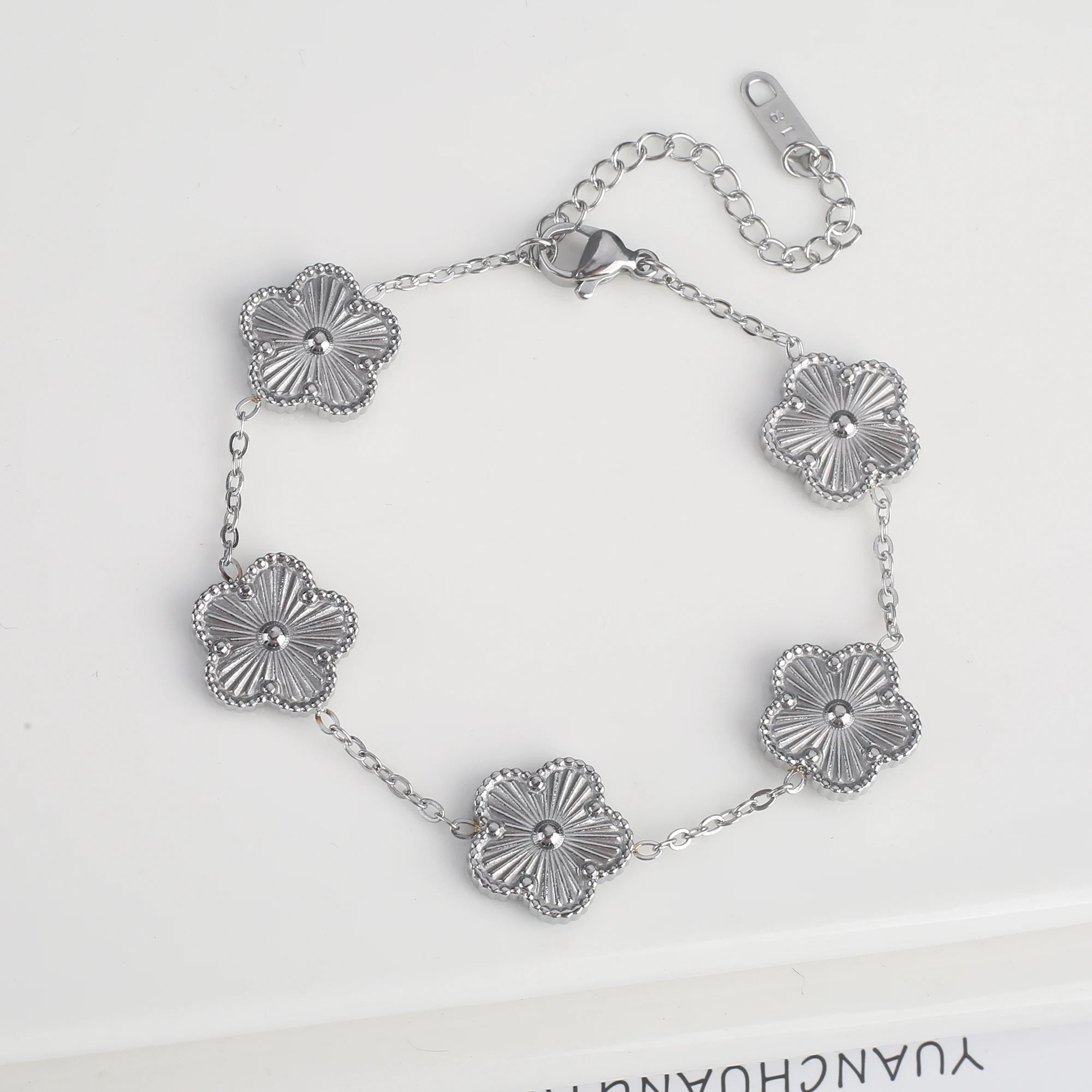 Light Luxury Stainless Steel Hot Sale Black and White Shell Five Leaf Flower Bracelet Simple Woman Fashion Daily Party Jewelry C